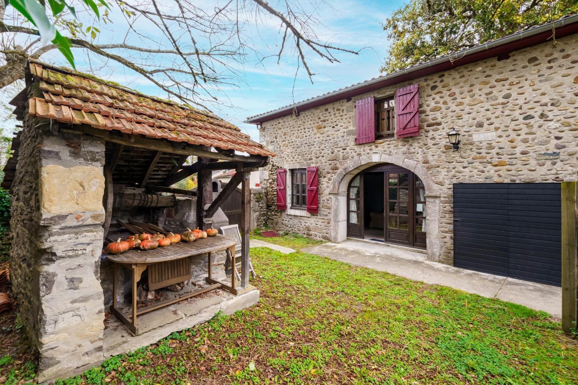 La Petite Maison - Avec Piscine Partagee Villa Osserain-Rivareyte Exterior photo